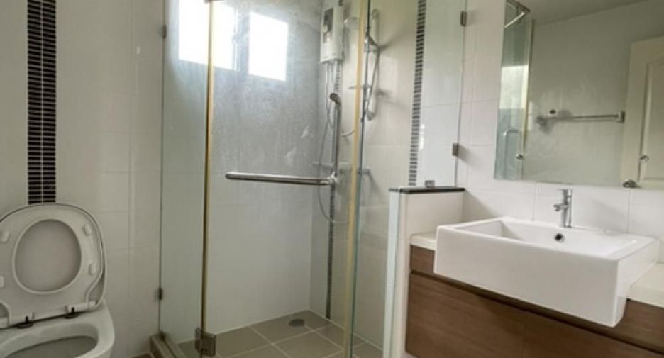 For rent 3 bedrooms townhouse in Suan Luang, Bangkok