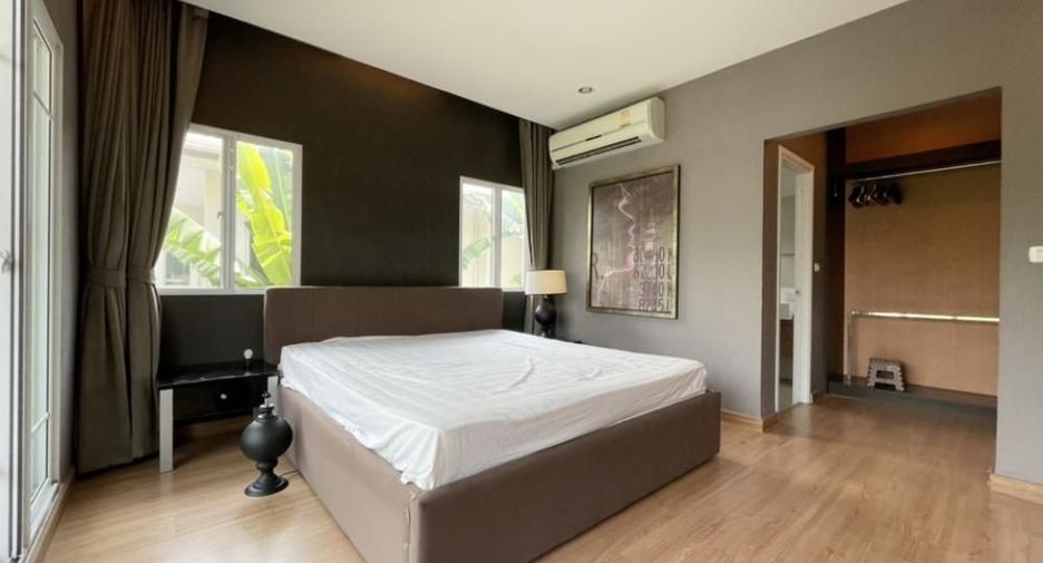 For rent 3 bedrooms townhouse in Suan Luang, Bangkok