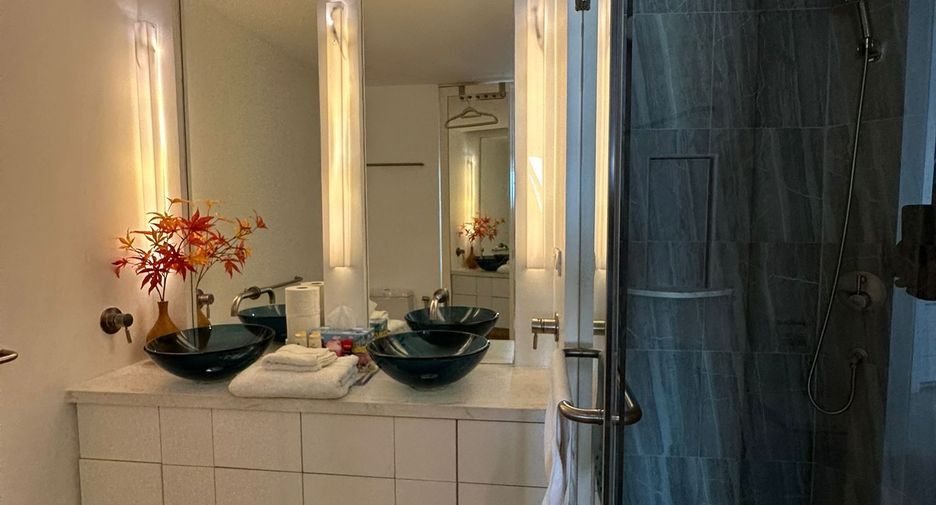 For rent 2 bedrooms condo in Khlong Toei, Bangkok