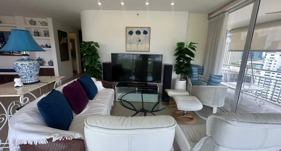For rent 2 bedrooms condo in Khlong Toei, Bangkok