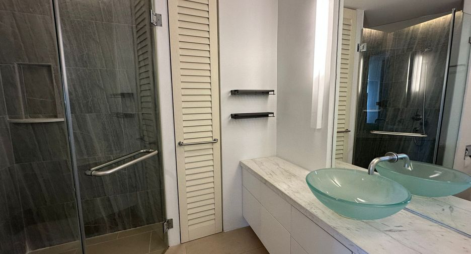 For rent 2 bedrooms condo in Khlong Toei, Bangkok