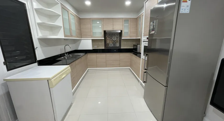 For rent 3 bedrooms condo in Khlong Toei, Bangkok