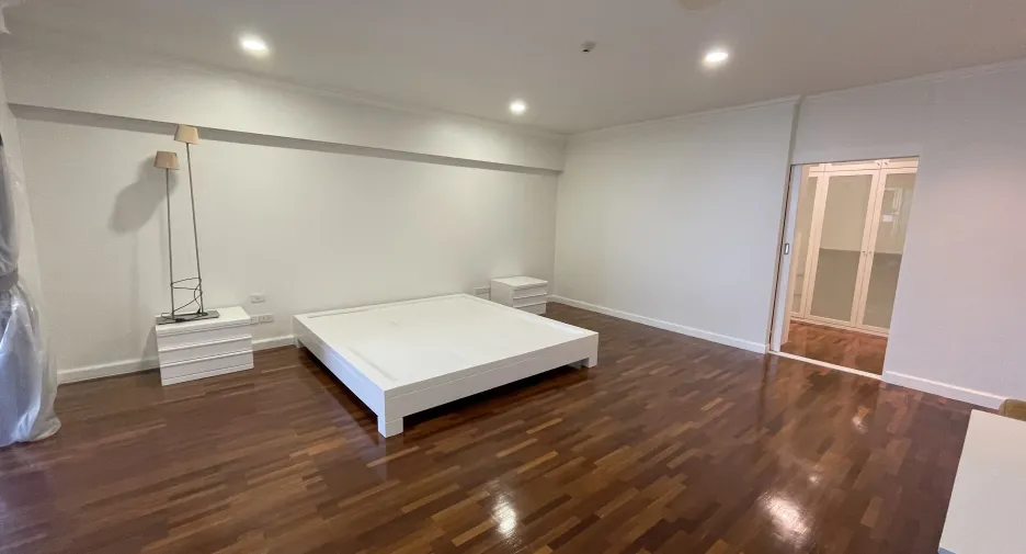 For rent 3 bedrooms condo in Khlong Toei, Bangkok