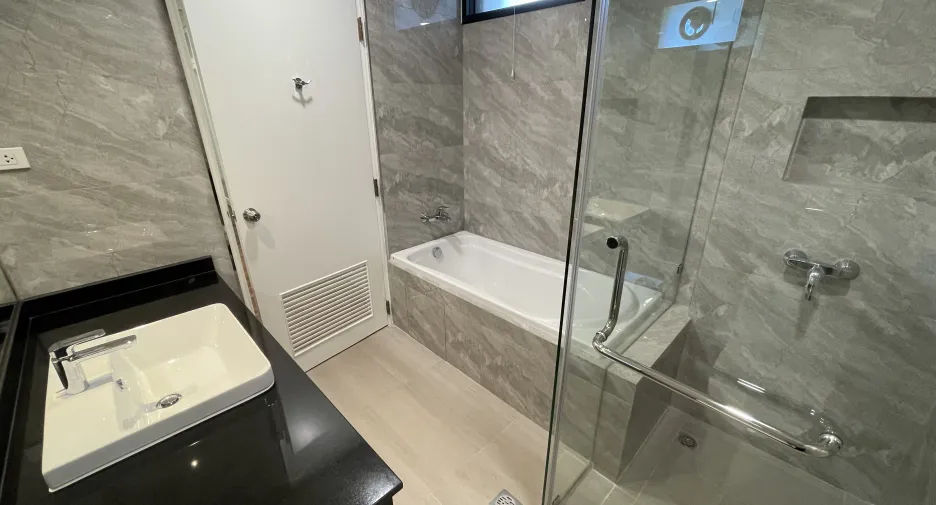 For rent 3 bedrooms condo in Khlong Toei, Bangkok