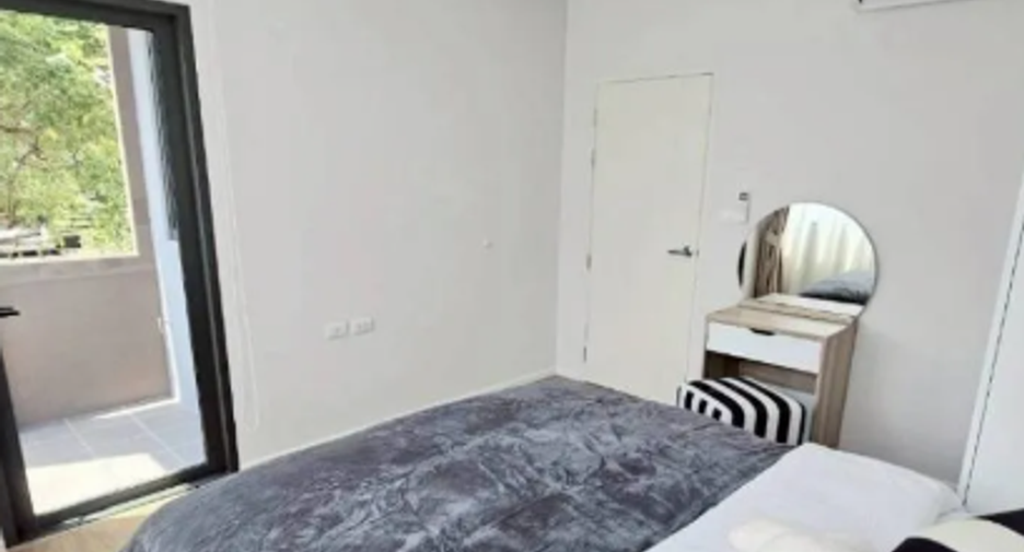 For rent 3 bedrooms townhouse in Saphan Sung, Bangkok