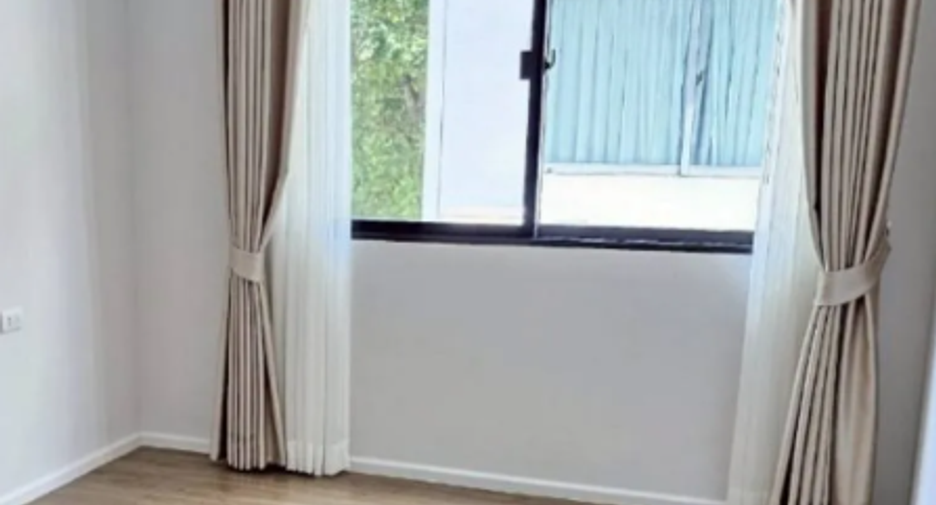 For rent 3 bedrooms townhouse in Saphan Sung, Bangkok