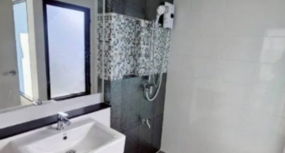 For rent 3 bedrooms townhouse in Saphan Sung, Bangkok