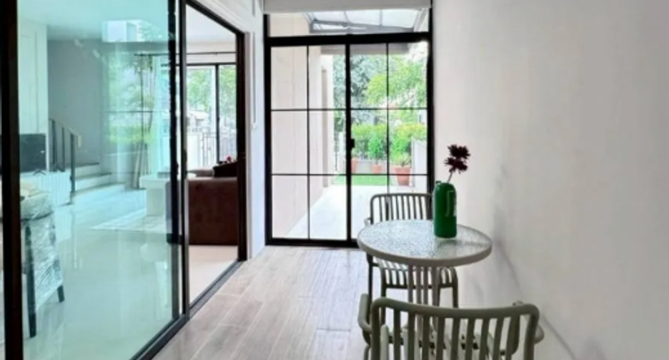 For rent 3 bedrooms townhouse in Saphan Sung, Bangkok