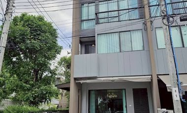 For rent 3 bedrooms townhouse in Saphan Sung, Bangkok
