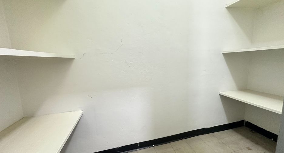 For rent 3 bedrooms apartment in Watthana, Bangkok