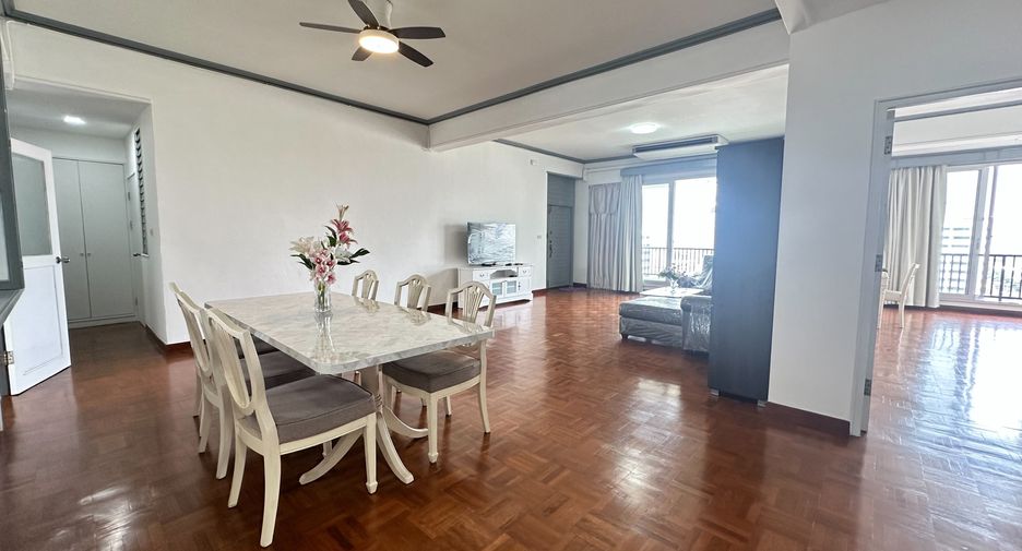 For rent 3 bedrooms apartment in Watthana, Bangkok