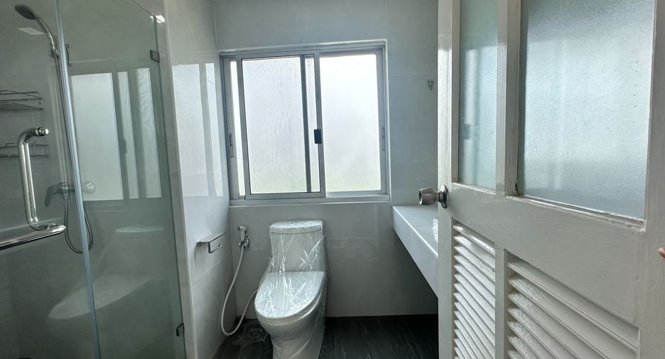For rent 3 bedrooms apartment in Watthana, Bangkok