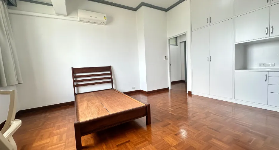 For rent 3 bedrooms apartment in Watthana, Bangkok