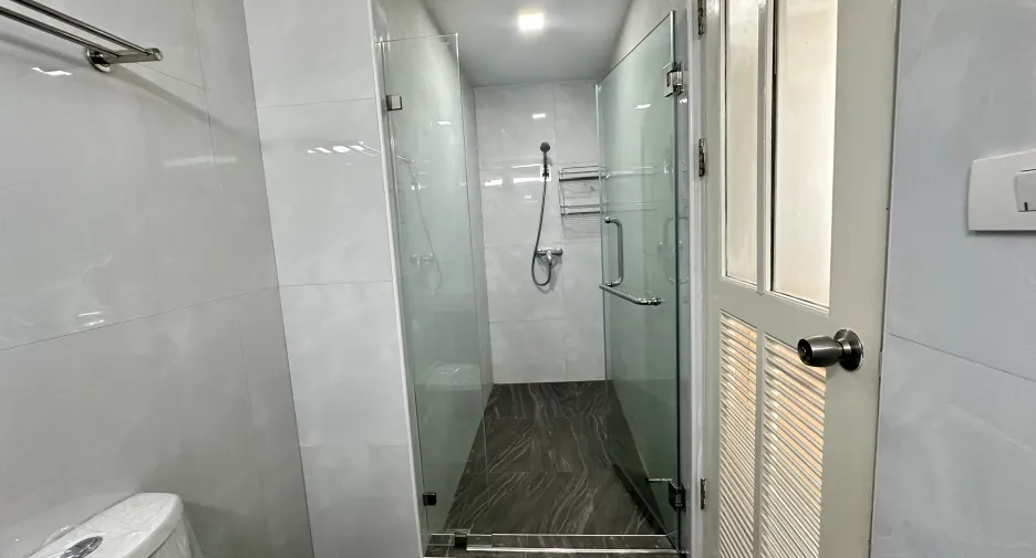 For rent 3 bedrooms apartment in Watthana, Bangkok