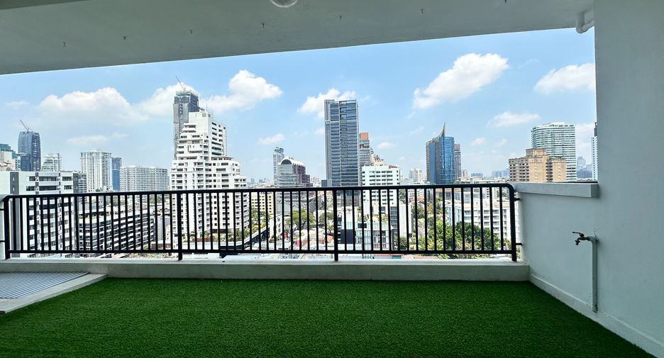 For rent 3 bedrooms apartment in Watthana, Bangkok