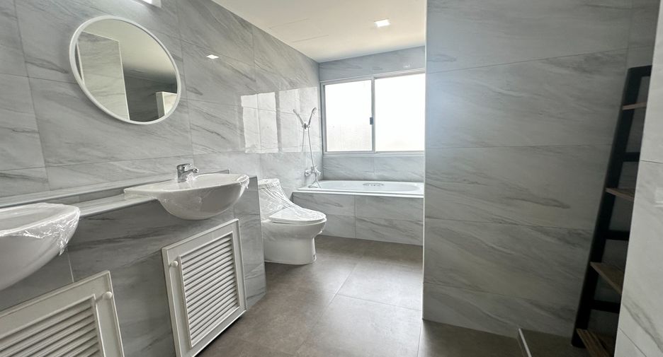 For rent 3 bedrooms apartment in Watthana, Bangkok