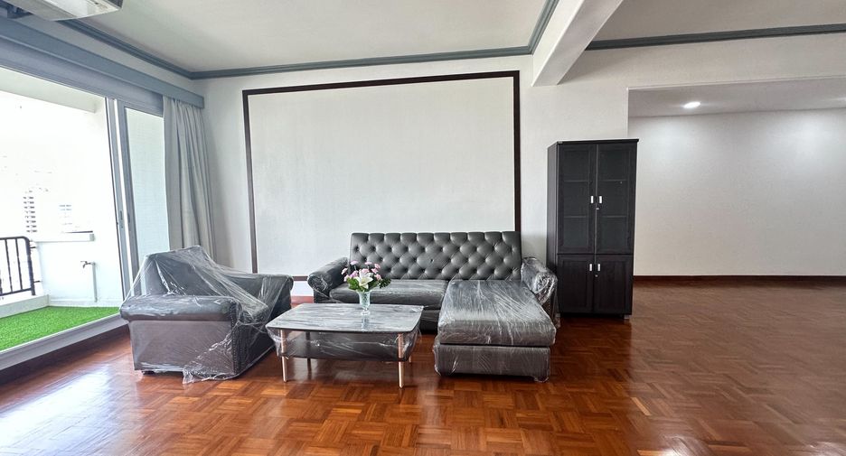 For rent 3 bedrooms apartment in Watthana, Bangkok