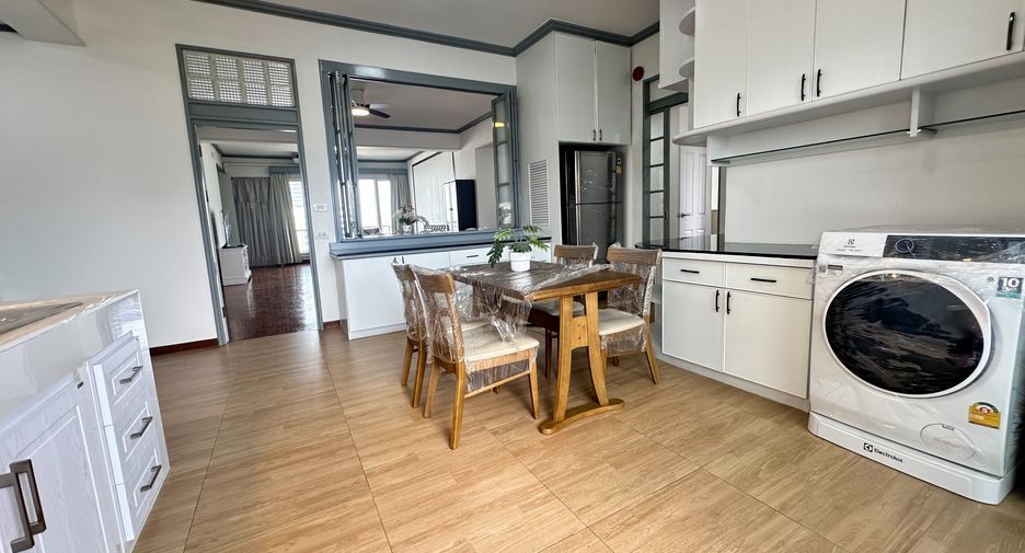 For rent 3 bedrooms apartment in Watthana, Bangkok