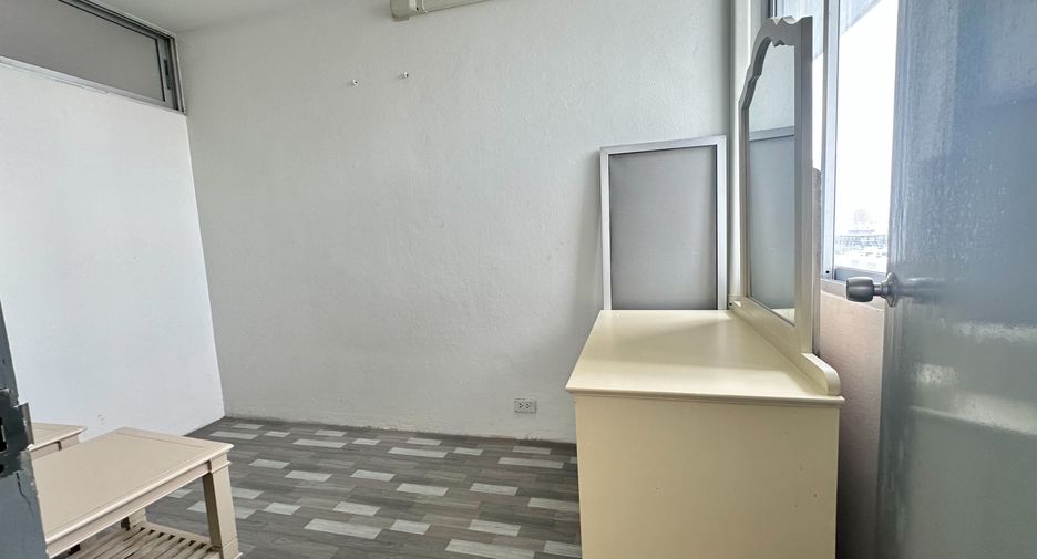 For rent 3 bedrooms apartment in Watthana, Bangkok