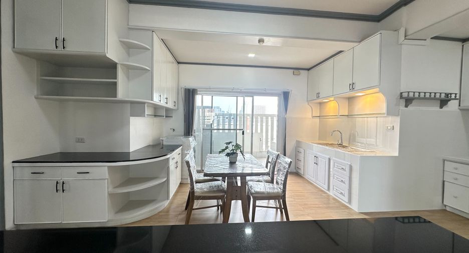 For rent 3 bedrooms apartment in Watthana, Bangkok