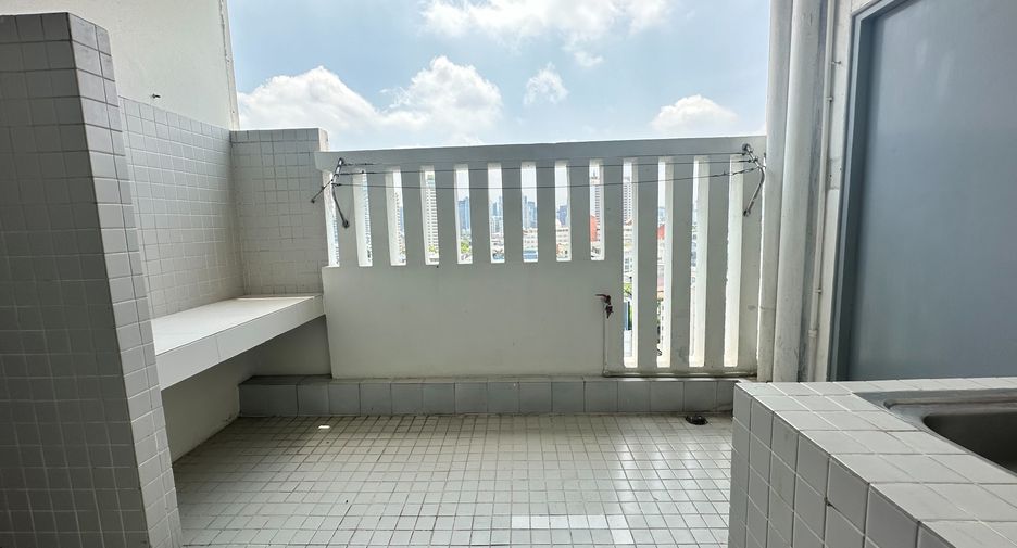 For rent 3 bedrooms apartment in Watthana, Bangkok