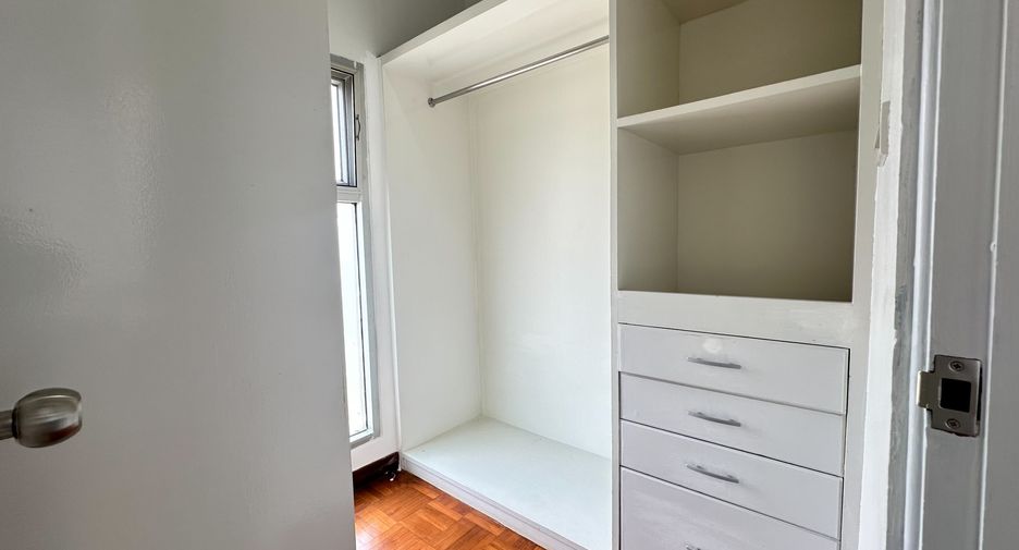 For rent 3 bedrooms apartment in Watthana, Bangkok