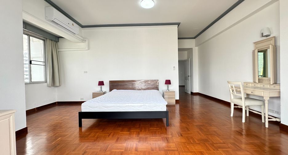 For rent 3 bedrooms apartment in Watthana, Bangkok