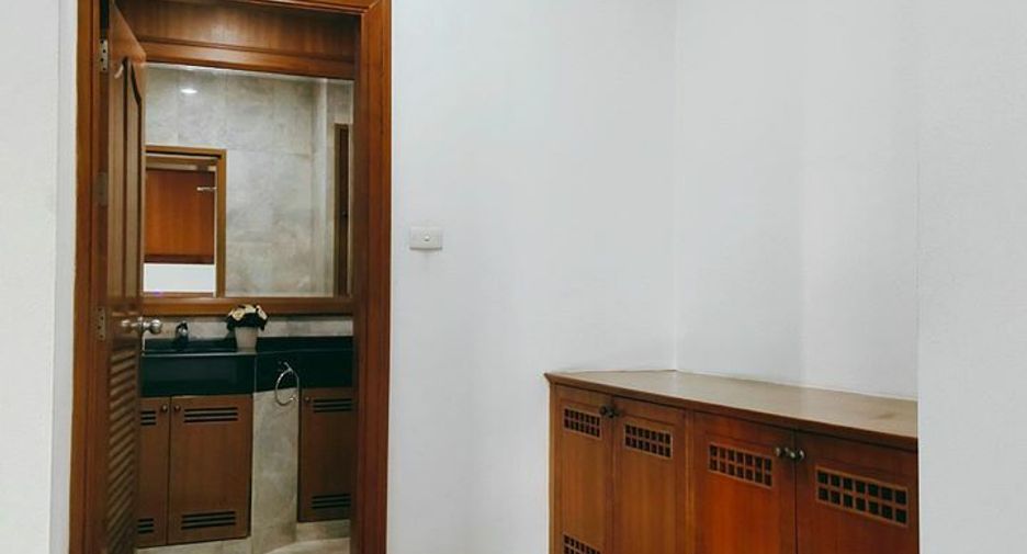 For rent 5 bedrooms condo in Khlong Toei, Bangkok