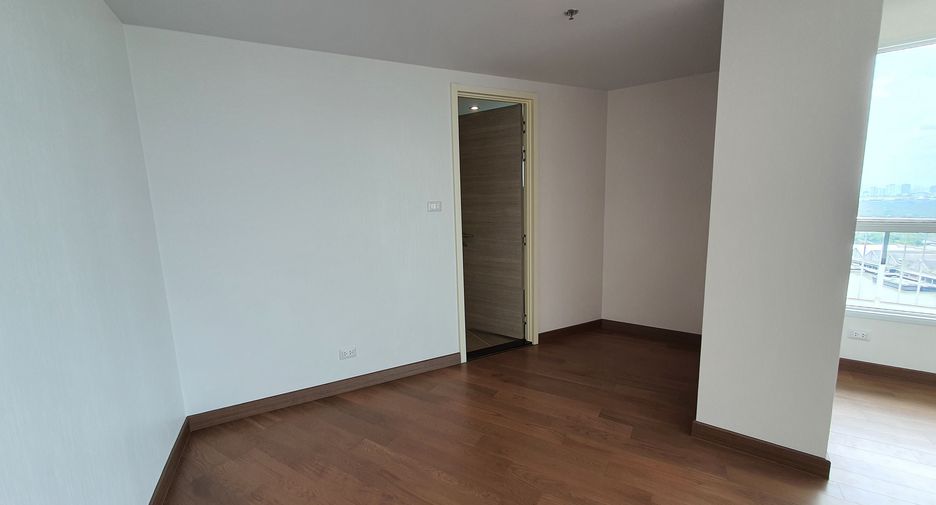 For rent 4 bedrooms condo in Yan Nawa, Bangkok