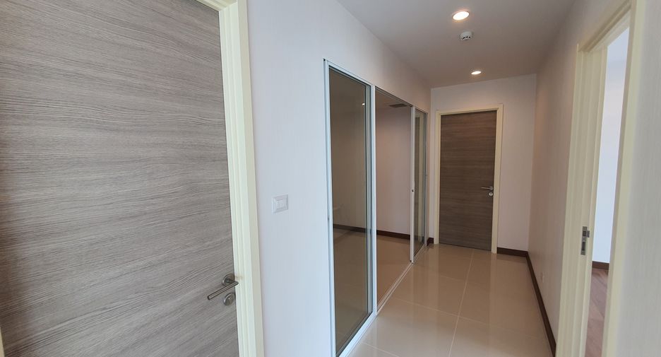 For rent 4 bedrooms condo in Yan Nawa, Bangkok