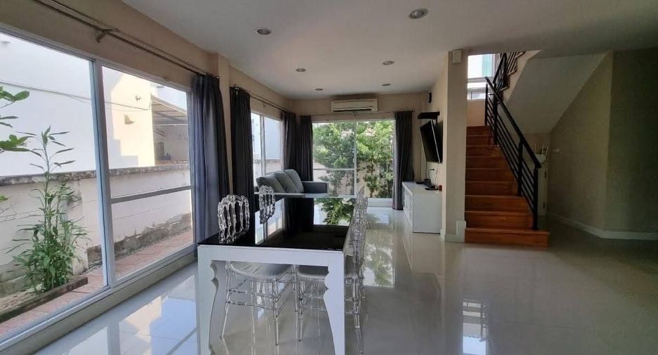 For rent 3 bedrooms house in Saphan Sung, Bangkok