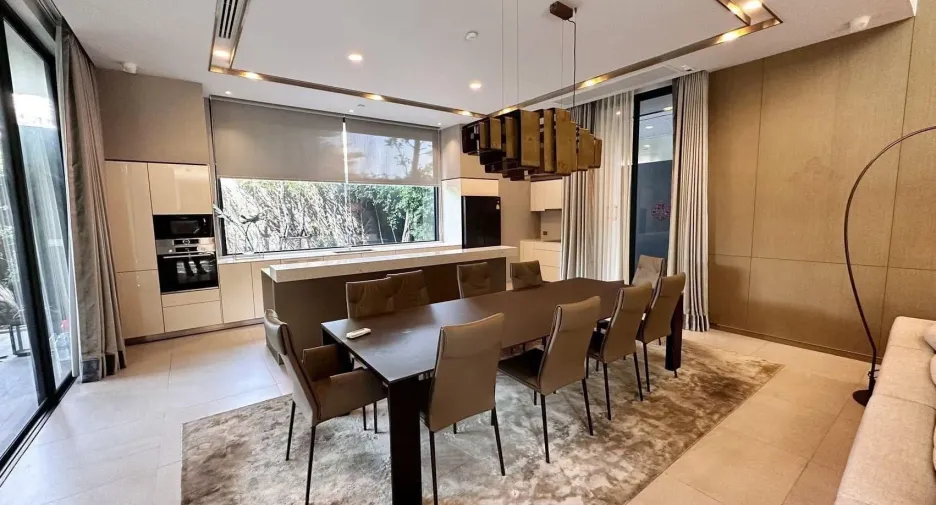 For rent 5 bedrooms house in Huai Khwang, Bangkok