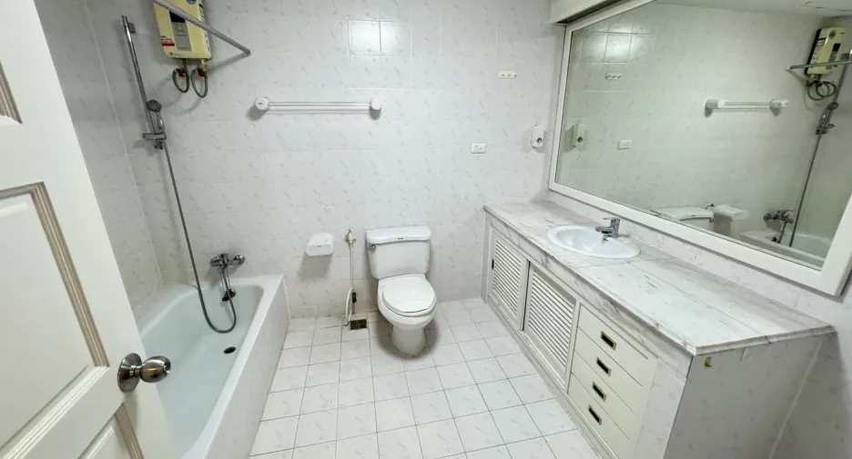 For rent 3 bedrooms apartment in Pathum Wan, Bangkok