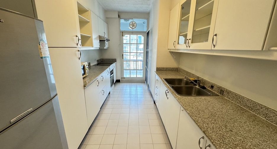 For rent 3 bedrooms apartment in Pathum Wan, Bangkok