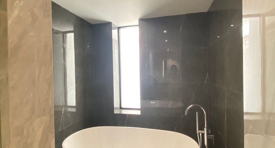 For rent 3 bedrooms apartment in Watthana, Bangkok