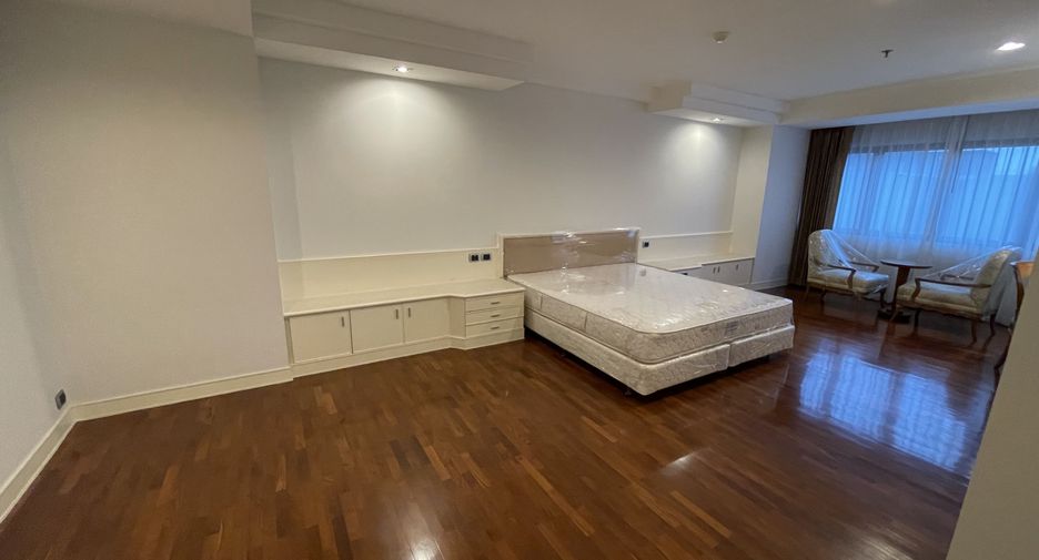For rent 3 bedrooms apartment in Khlong Toei, Bangkok
