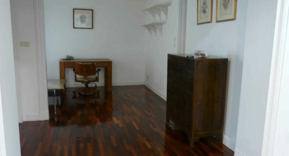 For rent 3 bedrooms condo in Sathon, Bangkok