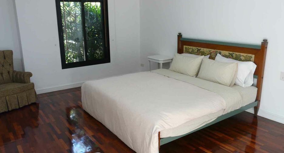 For rent 3 bedrooms condo in Sathon, Bangkok
