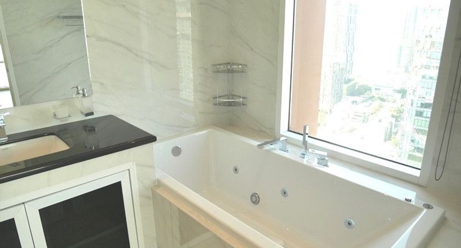 For rent 3 bedrooms condo in Khlong Toei, Bangkok