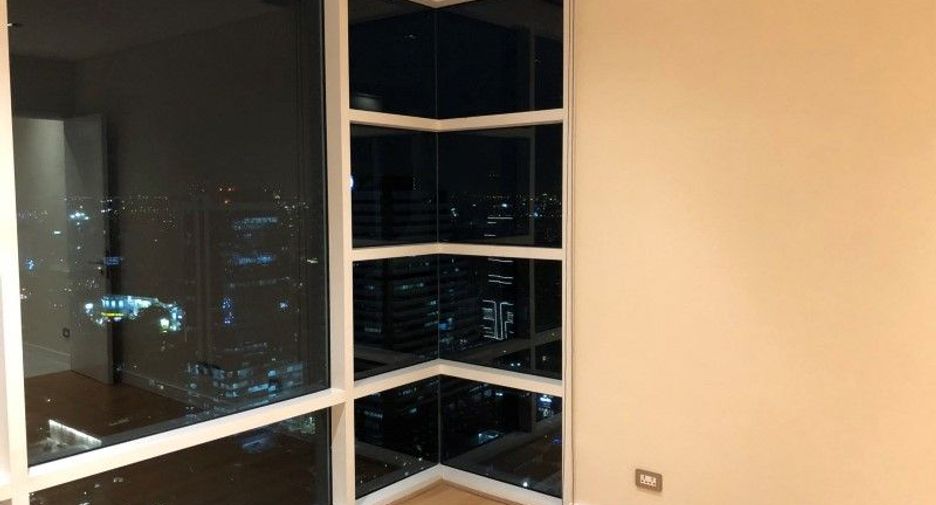 For rent 3 bedrooms condo in Khlong Toei, Bangkok