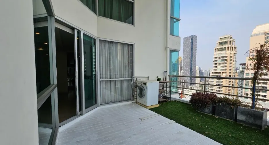 For rent 2 bedrooms condo in Pathum Wan, Bangkok