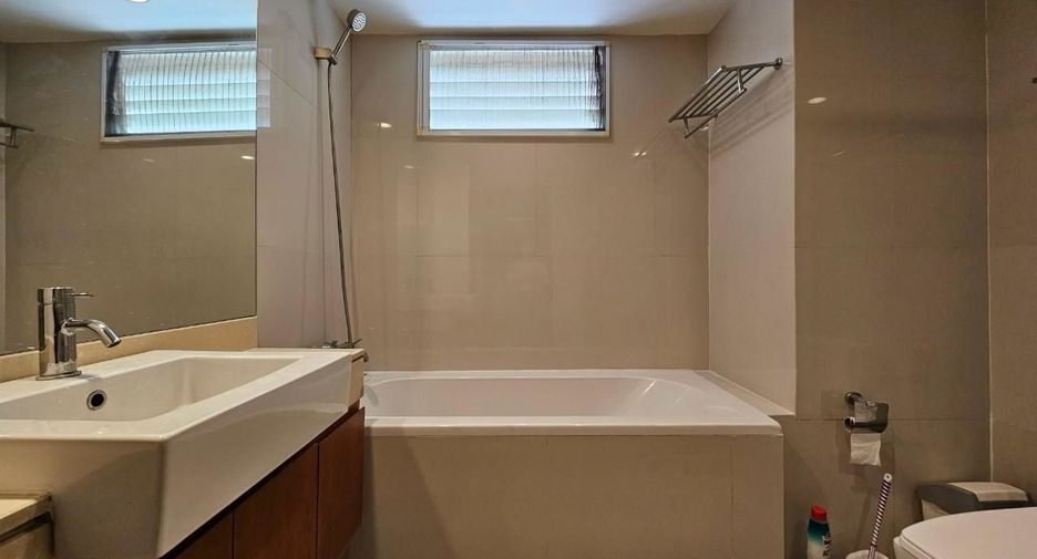 For rent 2 bedrooms condo in Pathum Wan, Bangkok