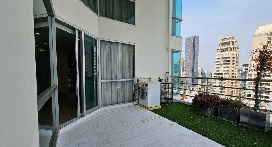For rent 2 bedrooms condo in Pathum Wan, Bangkok