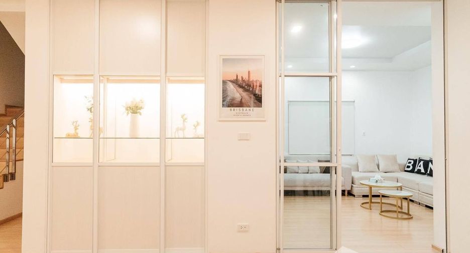 For rent 4 bedrooms house in Lat Phrao, Bangkok