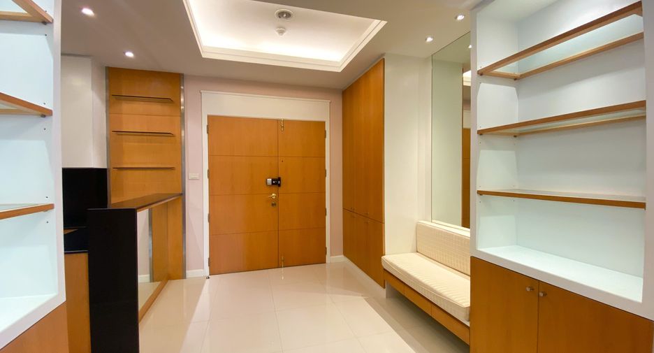 For rent 2 bedrooms condo in Pathum Wan, Bangkok