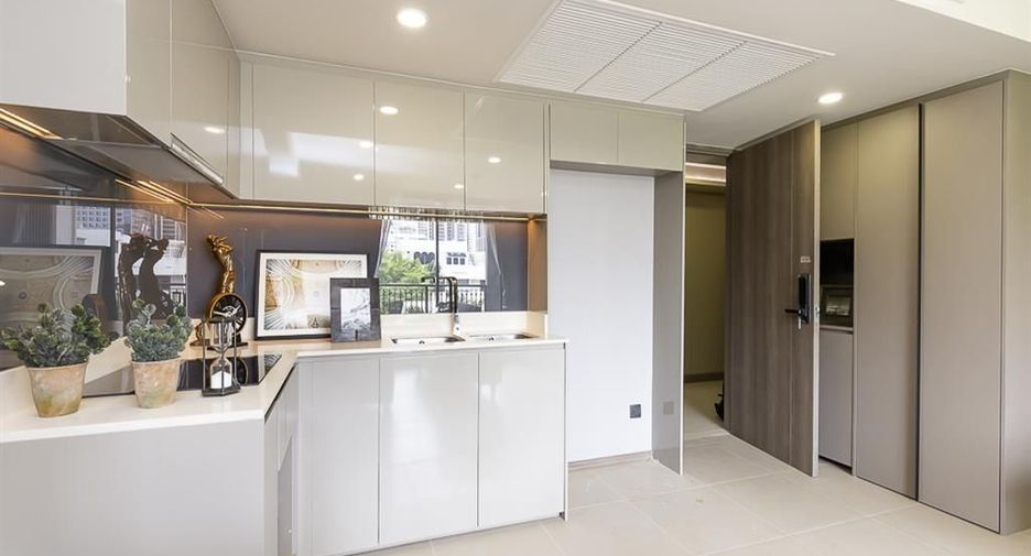 For rent 3 bedrooms condo in Pathum Wan, Bangkok
