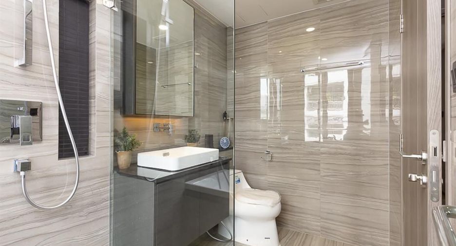 For rent 3 bedrooms condo in Pathum Wan, Bangkok