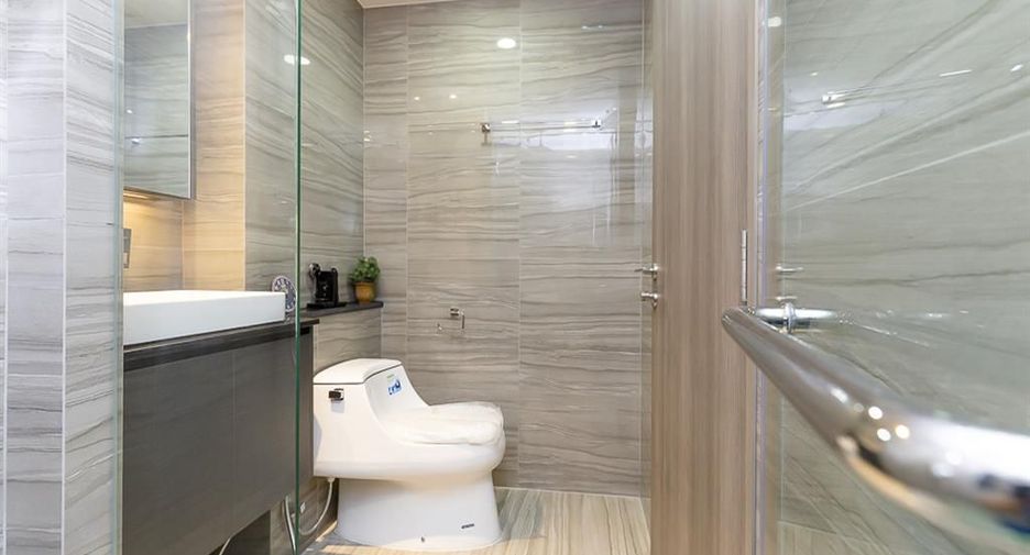 For rent 3 bedrooms condo in Pathum Wan, Bangkok