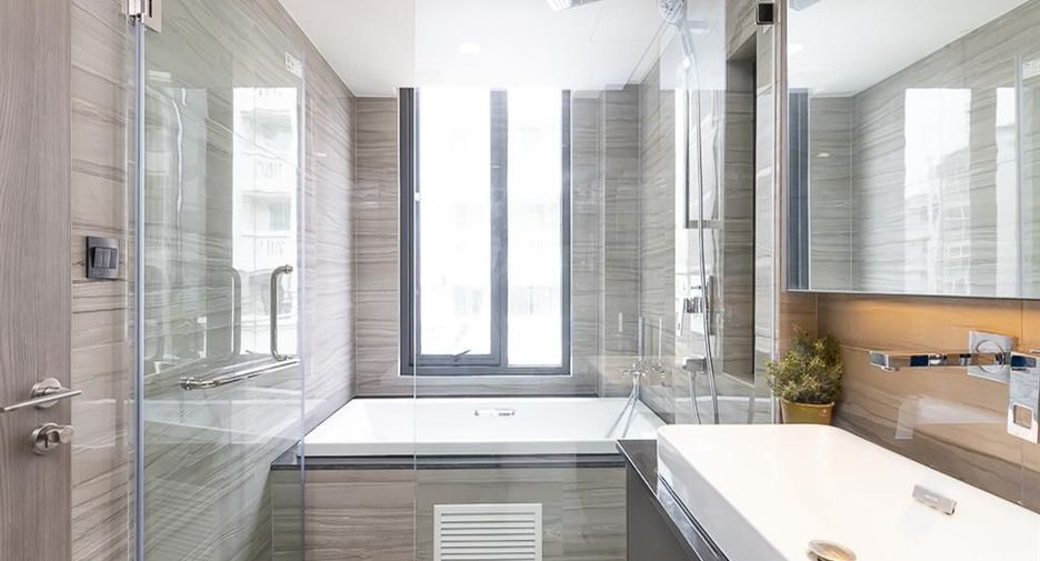 For rent 3 bedrooms condo in Pathum Wan, Bangkok