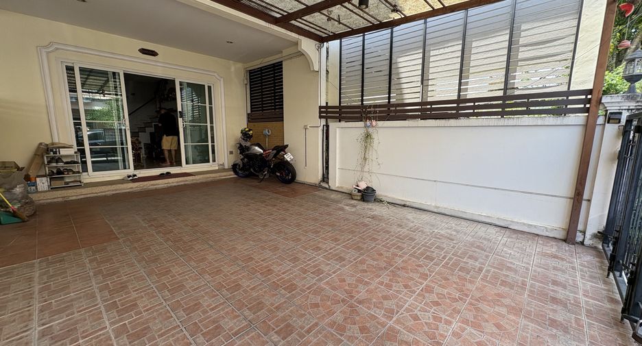 À louer 3 chambres maison de ville à Phasi Charoen, Bangkok